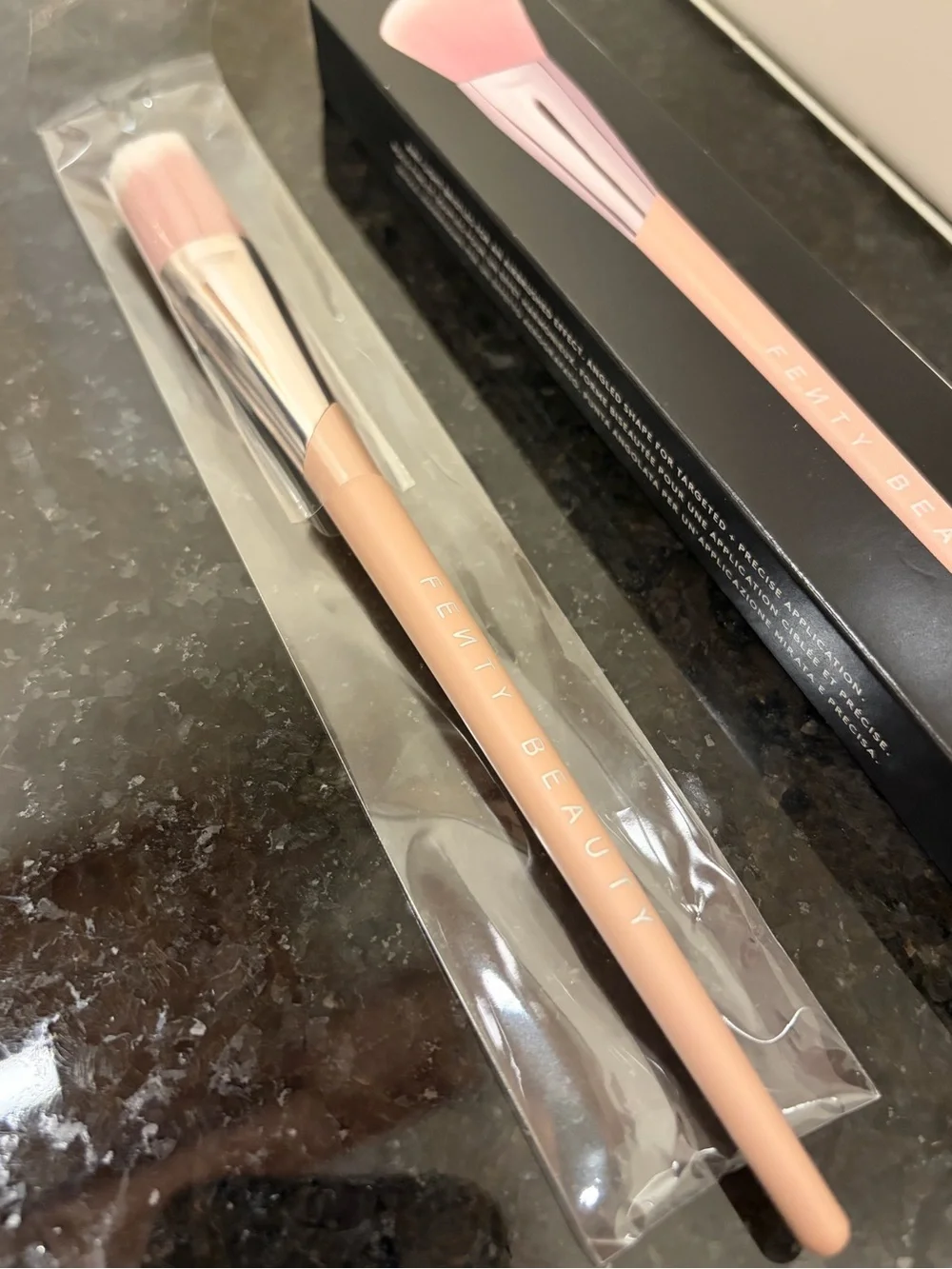 Fenty Beauty - The Blush Brush 155 - New in Box